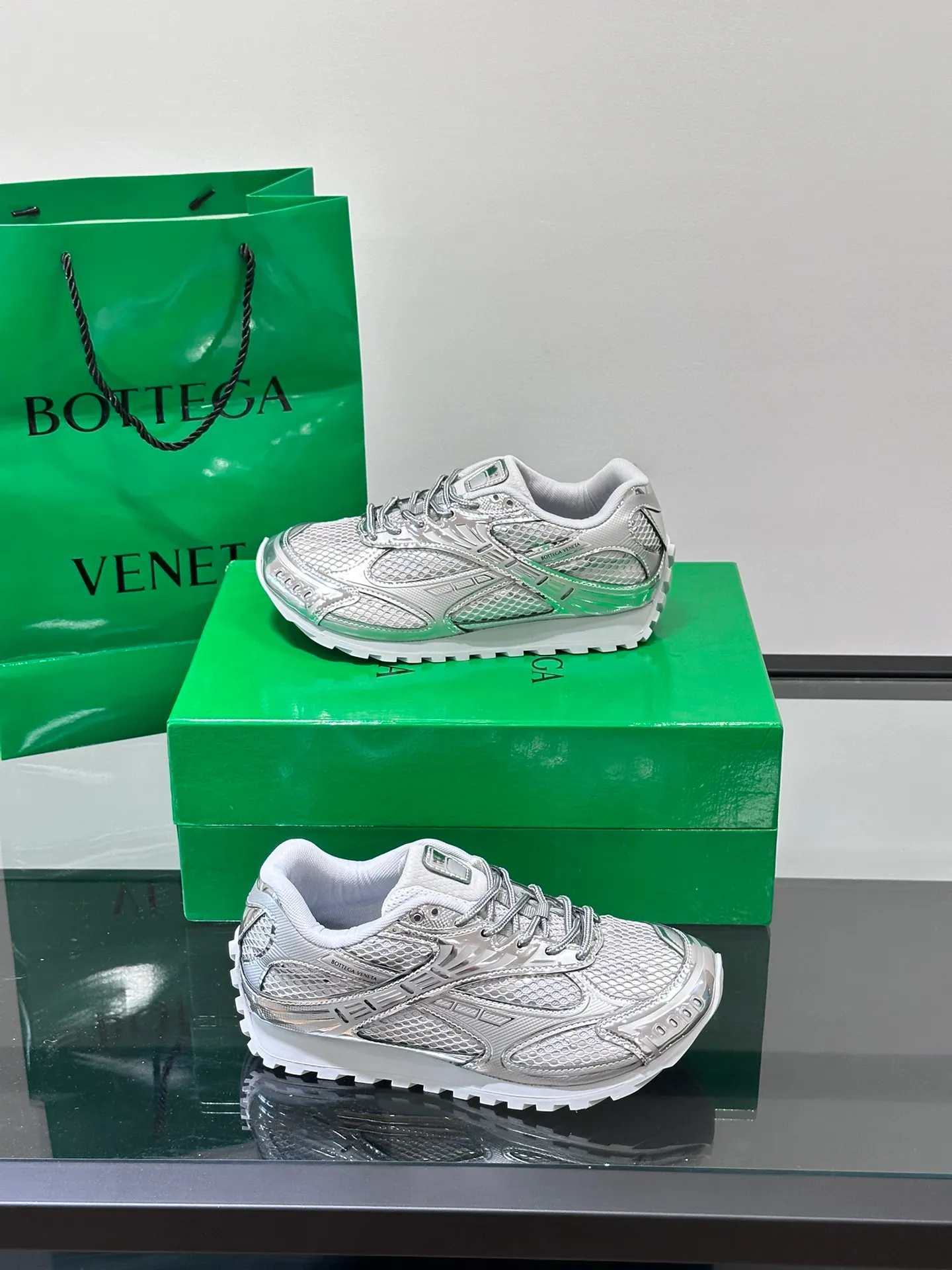 p620 "Bv" new orbit👫 casual sneakers for couples, the retro style of the millennium is so handsome, a super cool fashion item, the most important thing is that it feels incomparably comfortable on the feet, and the design style is also perfect. It will definitely be the one you wear most in daily life, original development, high quality presentation! Size: 35-45 (men’s size 38.45 customized)